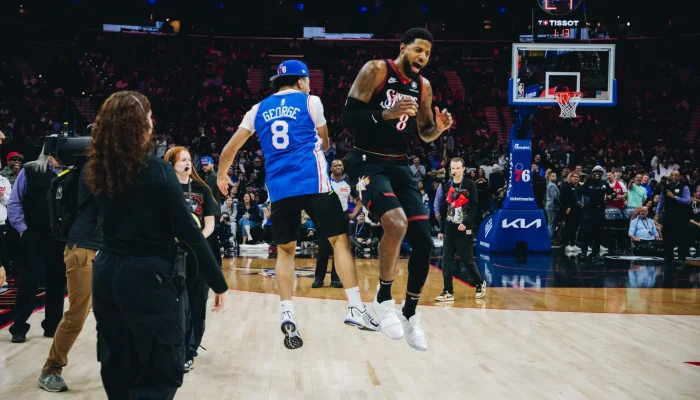 torcedor-sixers-mira-certeira-nba-scaled-1